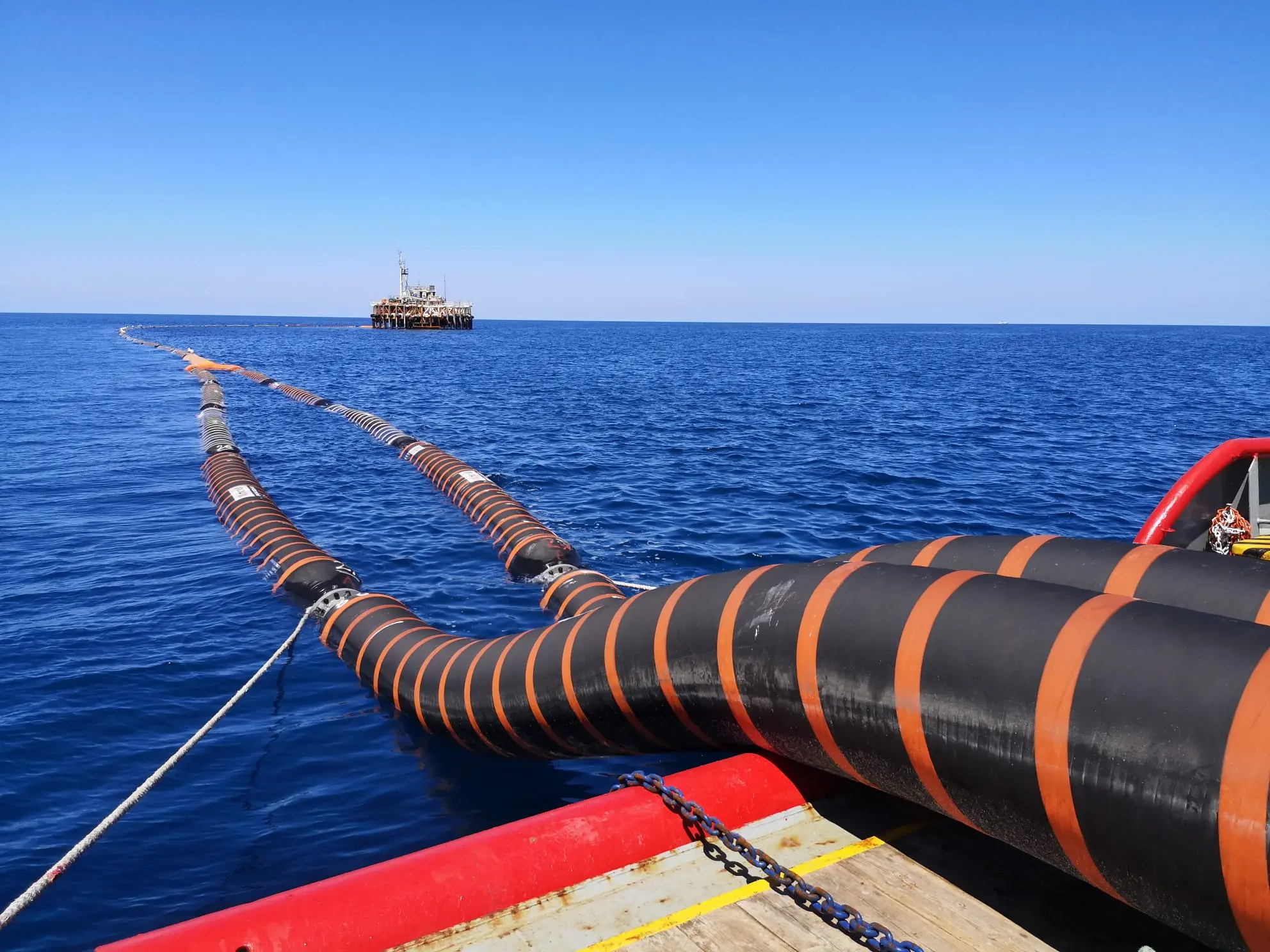 Mangueras-de-carga-en-refinerias-Un-eslabon-vital-en-la-cadena-de-suministro-INSPENET